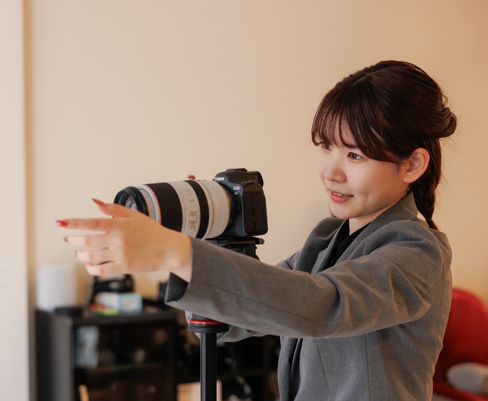 動画編集女性カメラマン