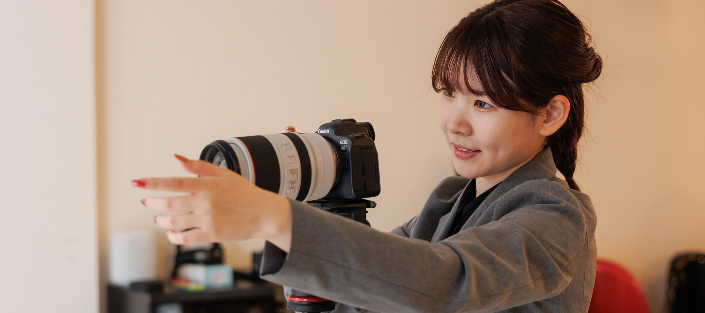 動画編集女性カメラマン