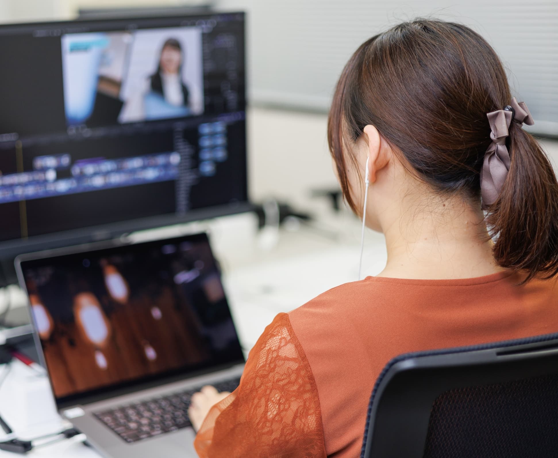 動画編集女性編集者