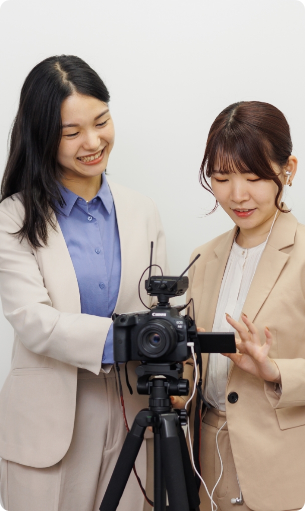 女性ディレクターと女性カメラマン