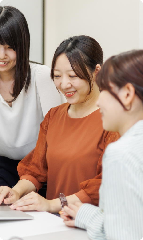 女性動画編集者